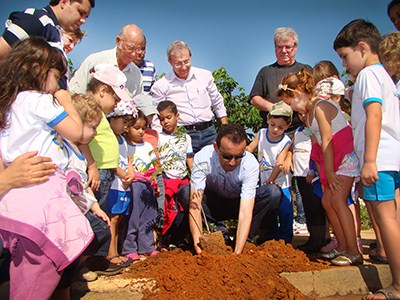 Prefeito, vereadores e alunos aprendem a plantar árvores.