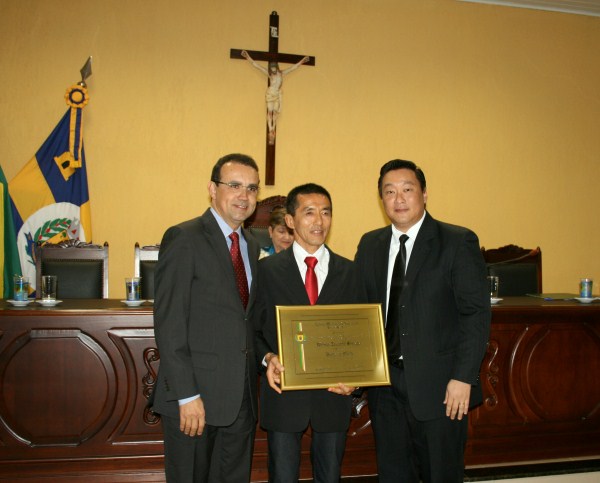 Sensei Shiraga com o Prefeito e Ver. Maurício autor da Moção