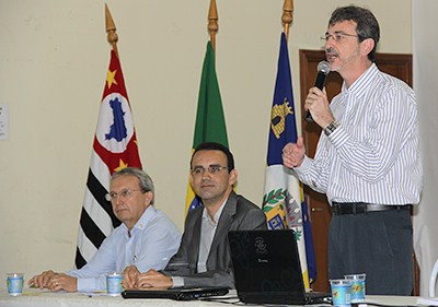 Presidente da Câmara e Prefeito compõem a mesa de abertura.