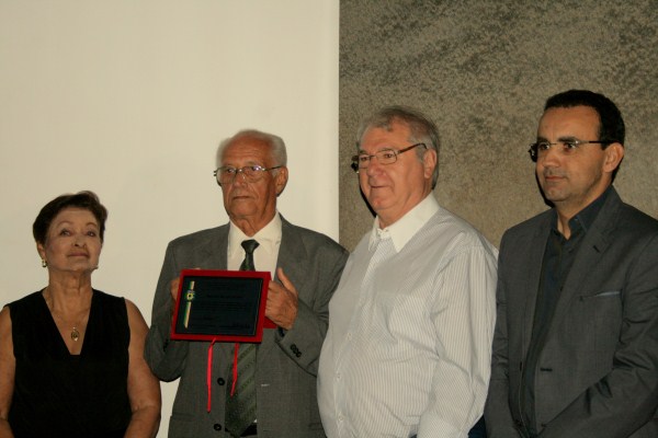 Vereador Elói entrega placa ao Sr. Valentim